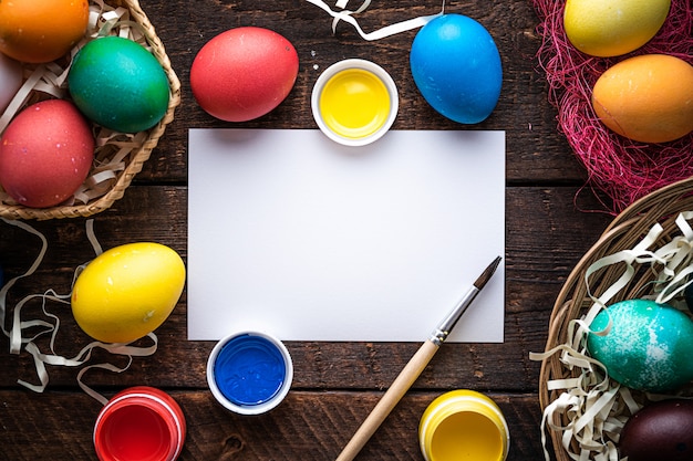 Feliz Páscoa. Pintando e preparando ovos de Páscoa para o fundo de férias da Páscoa