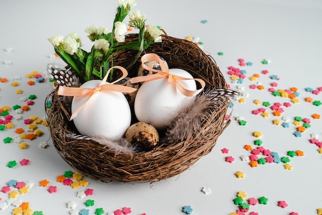 Foto feliz páscoa-postal ovos de páscoa com fitas no ninho