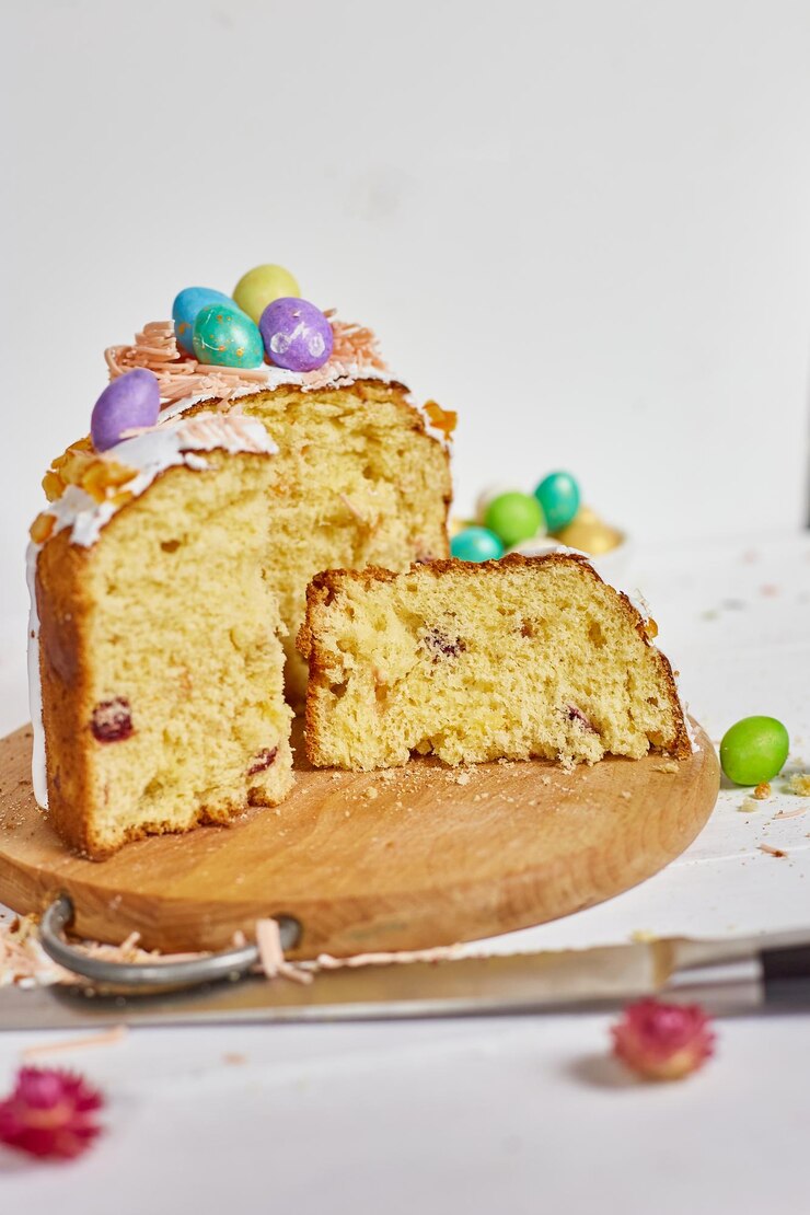 Foto feliz páscoa um pedaço de bolo de páscoa cortado para o feriado