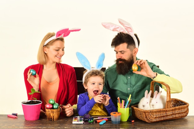 Feliz Pascua aislado fondo blanco orejas de conejo concepto