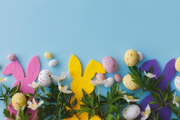 Feliz Pascua Coloridos conejitos de Pascua huevos de chocolate y flores de primavera borde plano laico