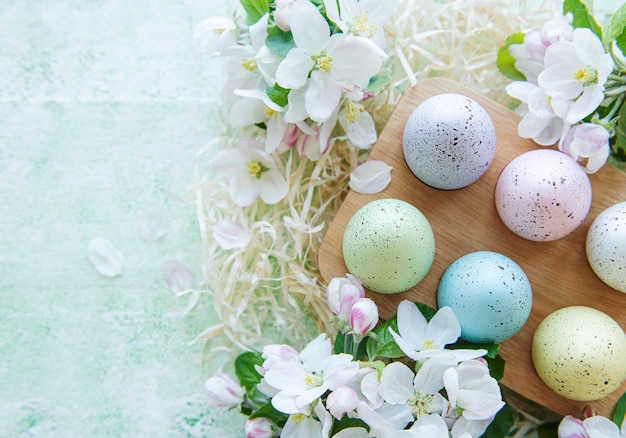 Feliz Pascua eco concepto huevos de Pascua en bandeja de madera sobre fondo de madera verde