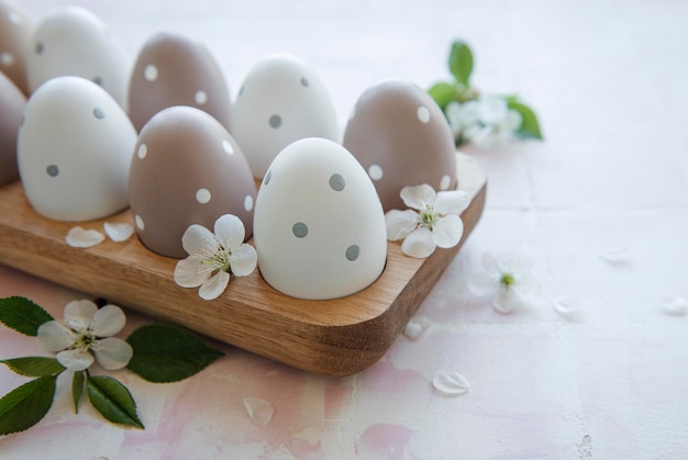 Feliz Pascua eco concepto huevos de Pascua en bandeja de madera sobre fondo de mosaico rosa