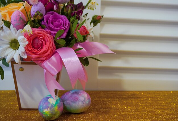 Feliz Pascua Flat Lay Internet pancarta postal en Pascua Ramo de flores y huevos de Pascua