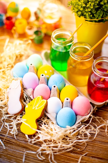 Feliz Pascua con huevos coloridos en la cesta. Decoración de mesa para vacaciones. Vista superior.