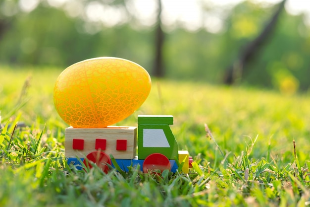 Feliz Pascua con huevos, lindo conejito y coche por la mañana, decoración divertida en la estación de primavera de hierba