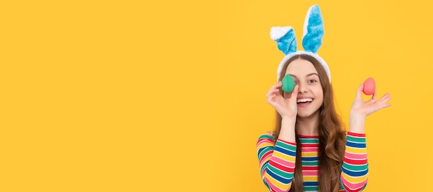 Feliz Pascua infancia felicidad niño en orejas de conejo sostener huevos pintados tiempo para divertirse Cartel horizontal de niño de Pascua Encabezado de banner web de espacio de copia de niño conejito