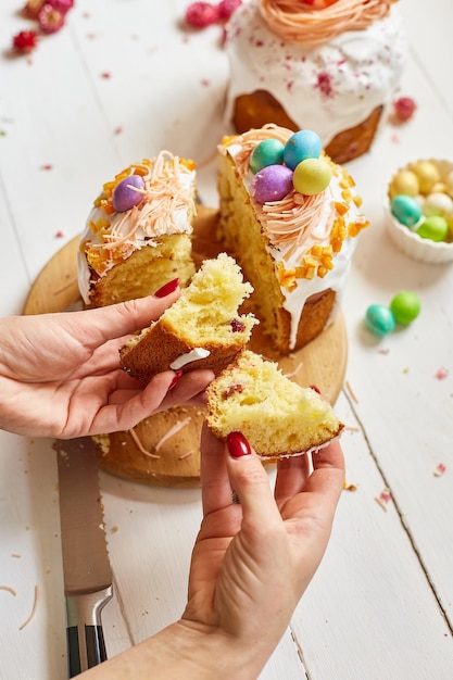 Feliz Pascua Mujer cortó el pastel de Pascua para las vacaciones El concepto de preparación para las vacaciones de Pascua