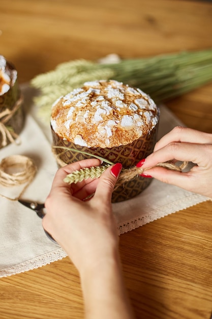 Feliz Pascua Mujer preparando pastel para las vacaciones de Pascua