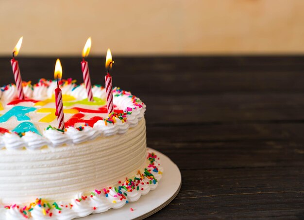 feliz pastel de cumpleaños en la mesa