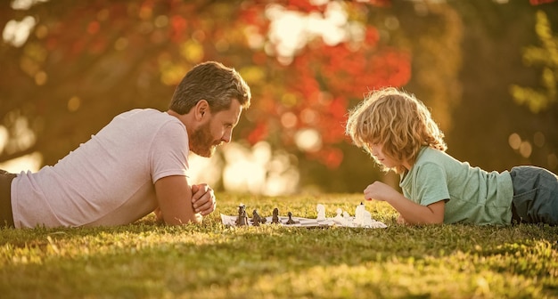 Foto feliz paternidade familiar e xeque-mate de infância passando tempo juntos