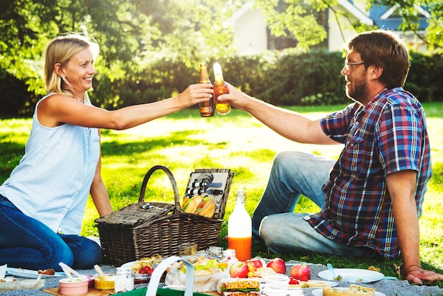 Feliz picnic familiar en el parque