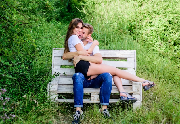 Feliz por estar junto casal apaixonado felicidade homem com mulher no parque feliz dia dos namorados verão acampar na floresta fim de semana em família encontro romântico casal relaxa ao ar livre no banco lugar secreto