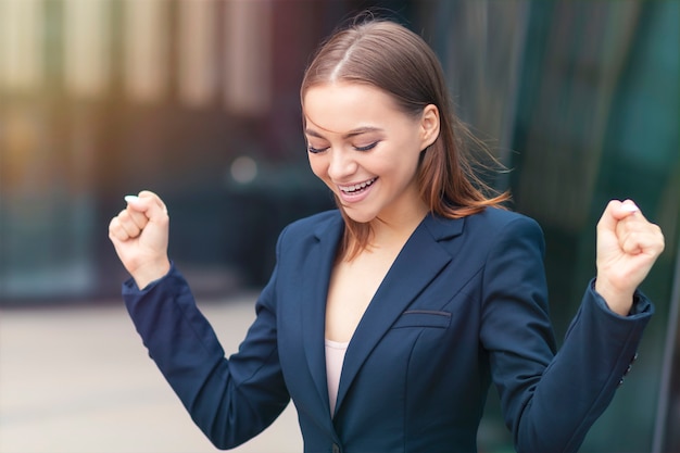 Foto feliz, positiva, bem sucedida, linda, alegre e animada empresária