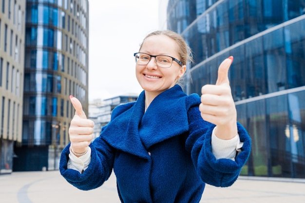 Foto feliz profesional posando cerca del edificio de oficinas mujer de negocios caucásica