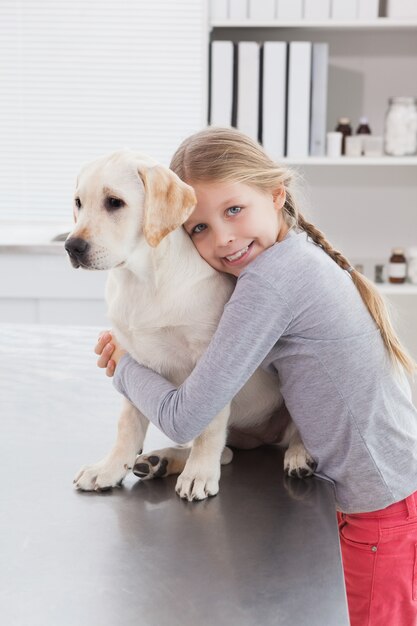 Feliz propietario abrazando a su lindo perro