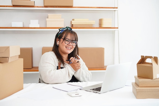 feliz propietario de una pequeña empresa que tiene una reunión en línea en un almacén Socio comercial de videollamadas