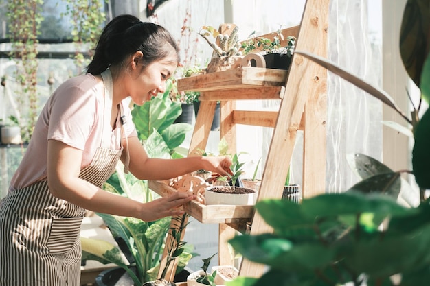 Feliz propietario de una pequeña empresa en una tienda de plantasxA