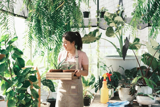 Feliz propietario de una pequeña empresa en una tienda de plantasxA