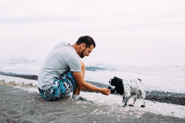 Feliz propietario de la responsabilidad del perro cocker spaniel ruso de cuidar a la mascota