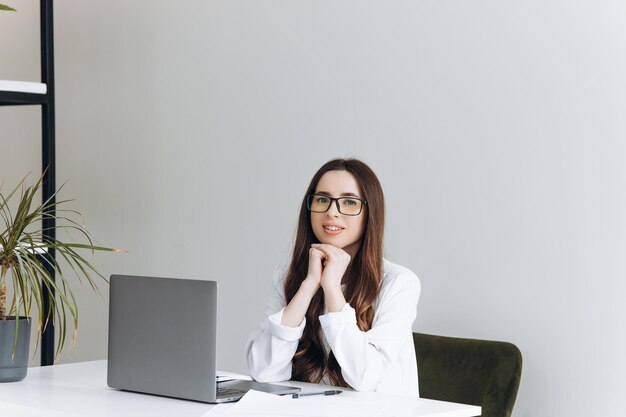 Feliz relaxada jovem empresária confiante