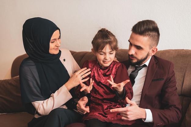 Feliz retrato de família muçulmana Pais sorridentes e sua linda filha posando juntos