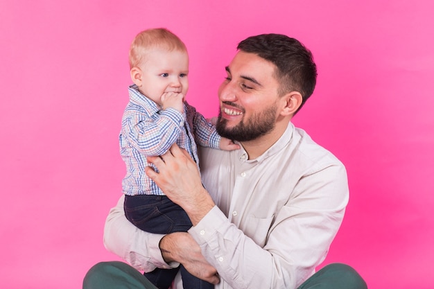 Feliz retrato de pai e filho