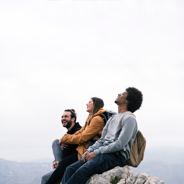 Foto feliz, retrato, de, um, amigos jovens, sentando, ligado, pico montanha