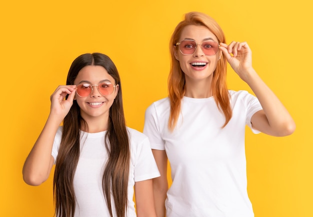 Feliz retrato familiar elegante de madre soltera e hija en accesorio de gafas