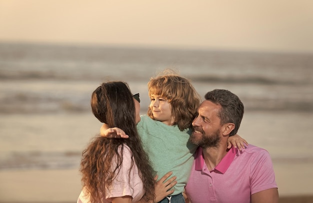 Feliz retrato familiar de madre padre e hijo niño en miami beach en familia de vacaciones de verano