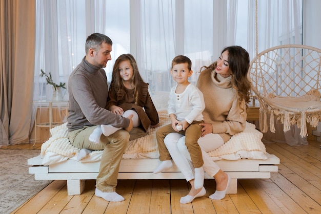 Feliz retrato familiar Madre padre su hijo e hija están jugando