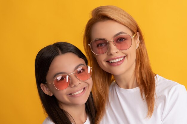 Feliz retrato familiar de madre soltera y niño con gafas de amistad