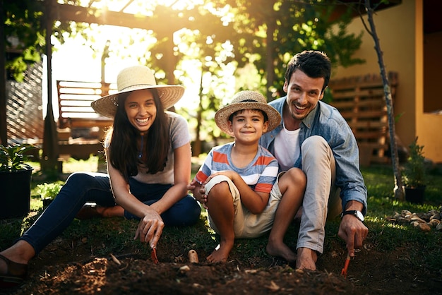 Feliz retrato familiar o planta en el jardín para la agricultura sostenible o el desarrollo agrícola en el patio trasero Aprender suelo natural o padres de niños en la naturaleza o plantar para enseñar a un niño