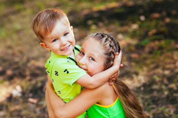 Feliz retrato de hermano y hermana.