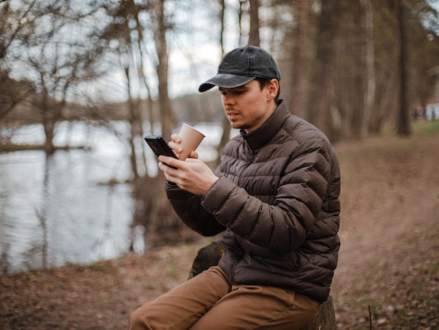 Feliz retrato masculino europeo al aire libre