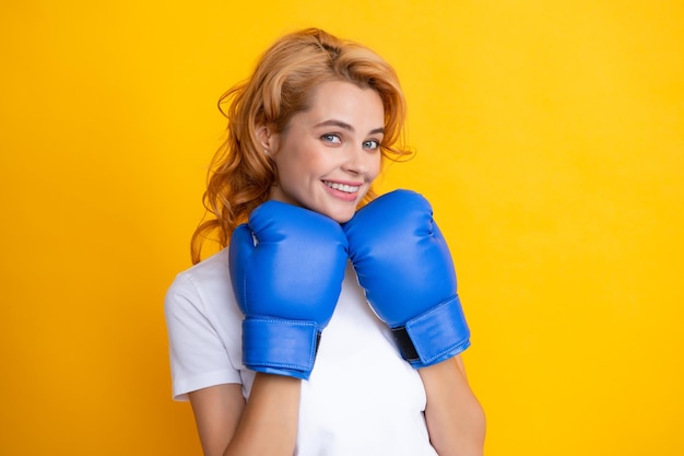 Feliz retrato sorridente de uma bela mulher em luvas de boxe Ganhando o conceito de mulher de poder de sucesso