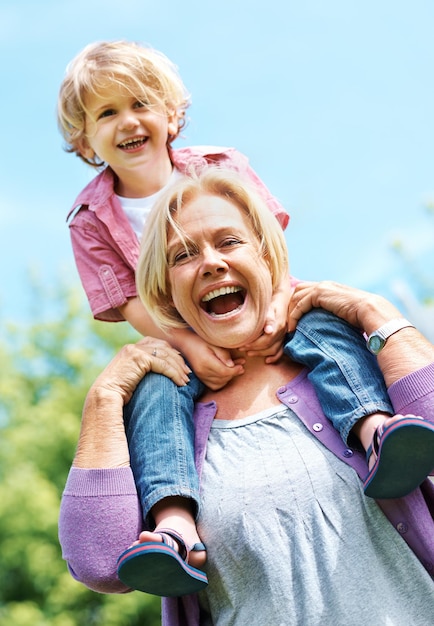 Feliz rindo e pegando carona com a avó e o filho para uma união divertida e afetuosa Fim de semana de tempo livre e gerações com a velha e o menino para diversão em família e felicidade