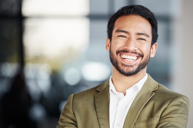 Feliz riso e retrato do homem no escritório para profissionais de negócios e felicidade da missão executiva e orgulho com funcionário asiático na agência de inicialização para agente empreendedor e alegria com maquete