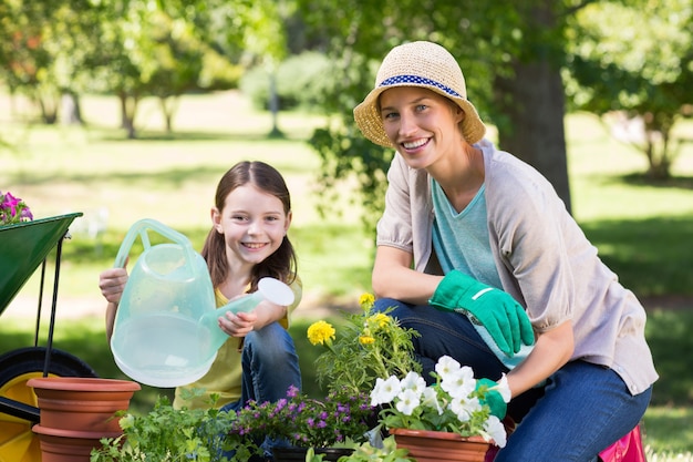 Feliz rubia y su hija jardinería