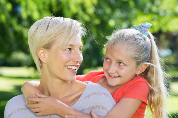 Feliz rubia con su hija en el parque