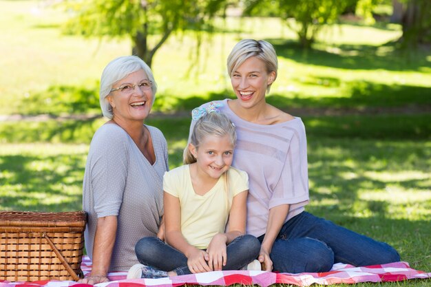 Feliz rubia con su hija y su madre