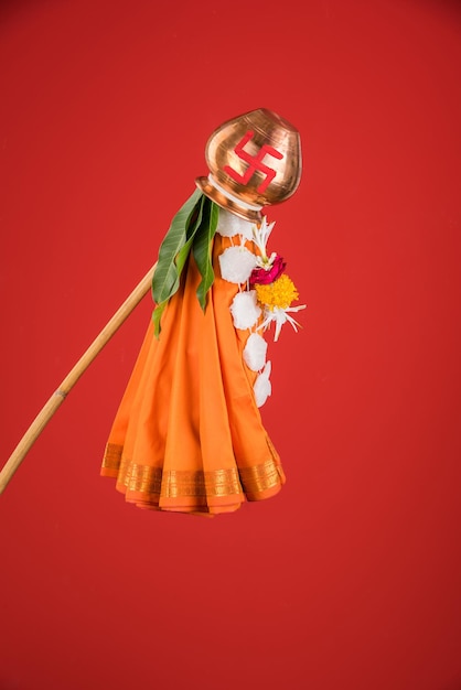 Feliz saludo de Gudi Padwa: es un año nuevo hindú celebrado en toda la India donde Gudhi se erige fuera de la casa hecha de palo de bambú, tela, guirnalda, neem y hojas de mango con Kalash