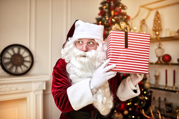 Feliz Santa Claus trajo caja de regalo a los niños. Concepto de vacaciones de año nuevo y feliz Navidad