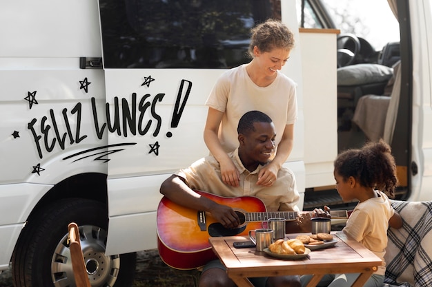 Foto feliz segunda-feira com o homem tocando guitarra