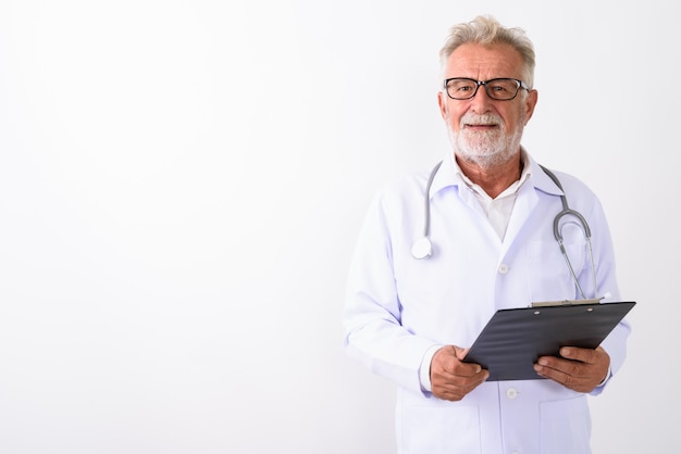 feliz sênior barbudo médico sorrindo enquanto segura a prancheta em branco