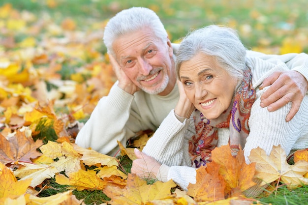 Feliz senior mujer y hombre en el parque