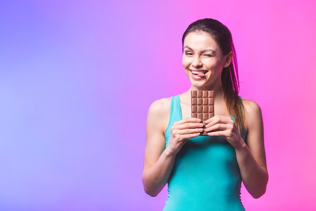 Feliz señorita comiendo chocolate y sonriendo