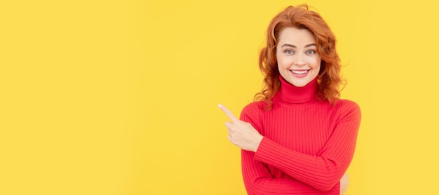 Feliz señorita de pie aislada sobre fondo amarillo Mirando la cámara apuntando