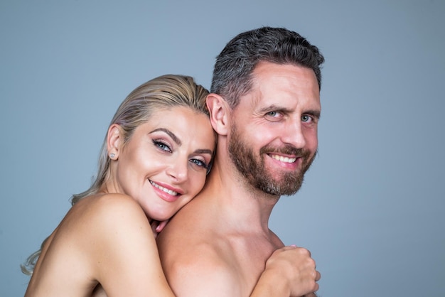 Feliz sensual pareja desnuda mujer desnuda abrazar hombre desnudo relación romántica Foto Premium imagen