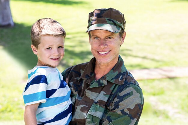 Feliz soldado reunido con su hijo